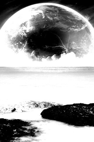 Огромная луна над океаном обои