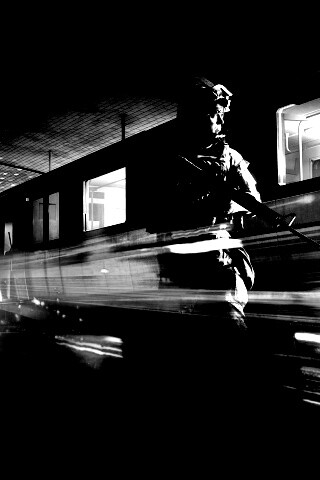 Солдаты на станции метро обои