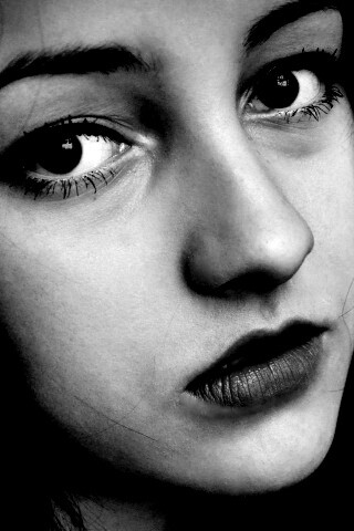 Брюнетка с ярким макияжем и печальным лицом обои