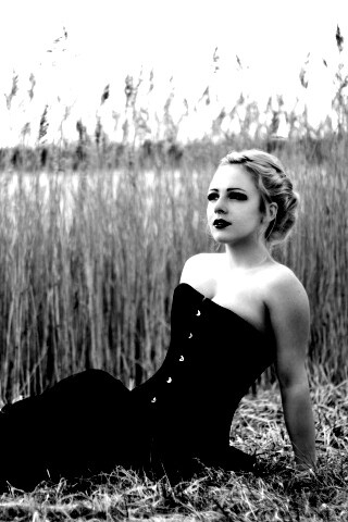 Девушка на траве в черном корсете обои