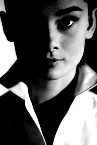 Одри Хепберн в grayscale обои