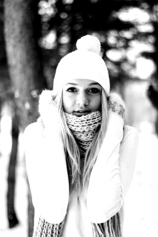 Девушка в белом в снежном лесу обои