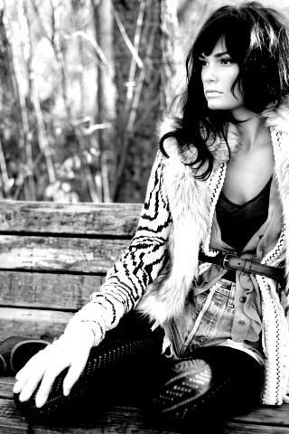 Красивая девушка сидит на скамейке обои