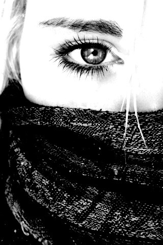 Блондинка с шарфом на лице обои