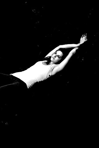 Кристен Стюарт на ковре из листьев обои