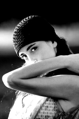 Спрятавшись за сгибом руки обои