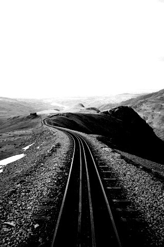 Рельсы уходящие вдаль обои