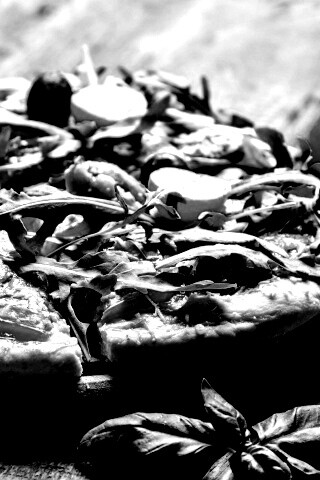 Свежая пицца с рукколой обои