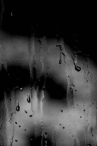 Текущая по стеклу вода обои