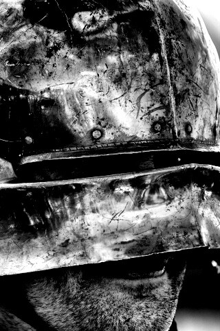 Человек в доспехах обои