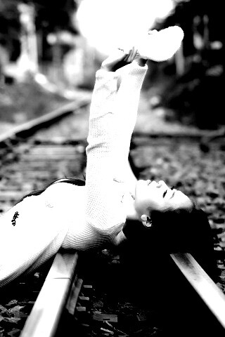 Модель на железнодорожных путях обои