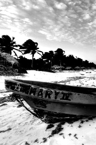 Лодка на берегу моря MARY IV обои