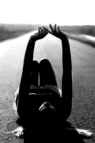 Девушка на асфальте обои