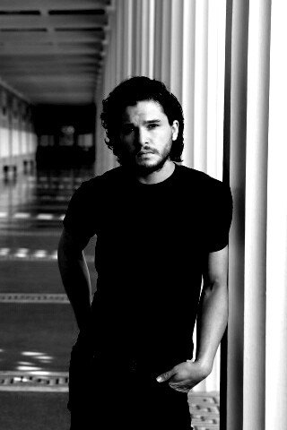 Кит Харингтон у колонны обои