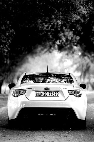 Субару на осенней дороге обои