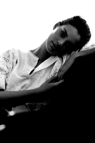 Девушка на диване обои