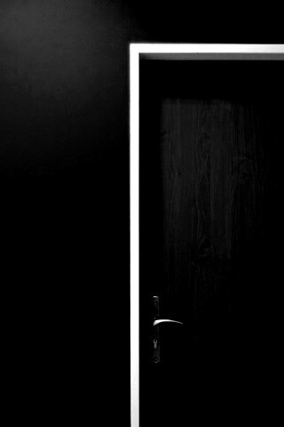 Дверь в стене обои