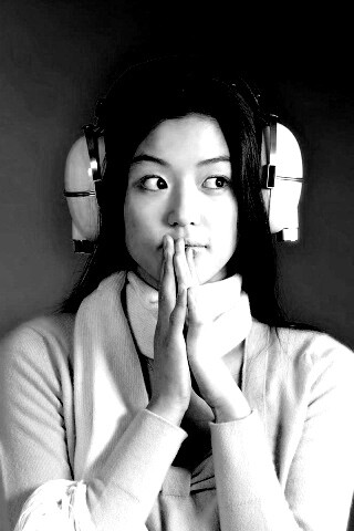 Японка в наушниках обои