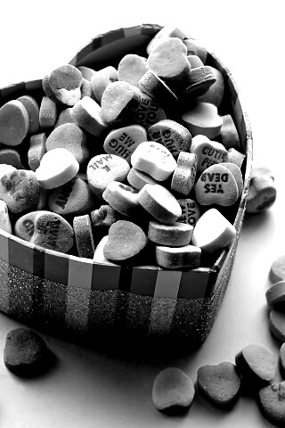 Конфеты в форме сердца обои