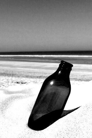 Бутылка на пляже обои