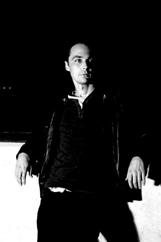 Джим Парсонс на балконе обои