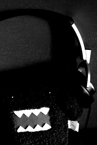 Демокун в наушниках обои