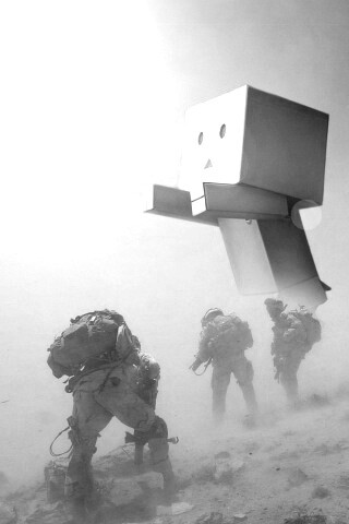 Картонный человек среди солдат обои