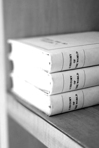 Книги на полке обои