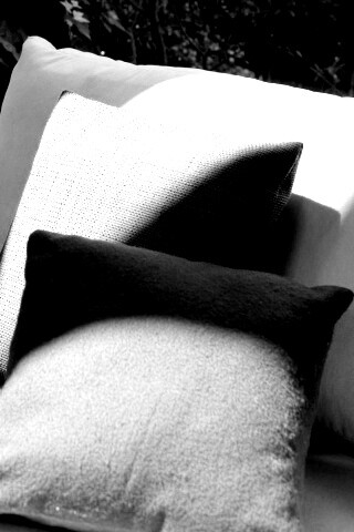 Красные подушки обои