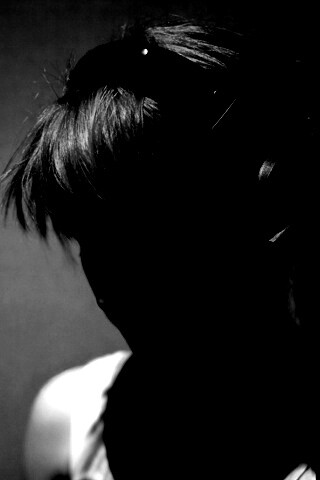 Рыжая в наушниках обои