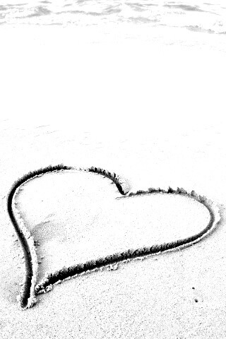 Аккуратное сердце на песке обои