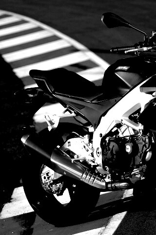 Спортивный мотоцикл Априлия на треке  обои
