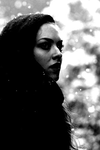 Amanda Seyfried in Red Riding Hood обои