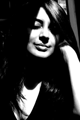 Девушка с закрытыми глазами в электричке обои