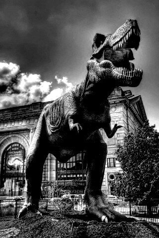 Скульптура динозавра рядом с музеем рептилий обои