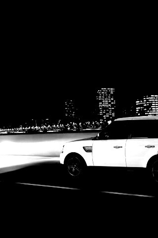 Рендж ровер на трассе обои