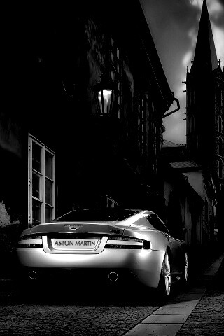 Aston Martin в старинном городе обои