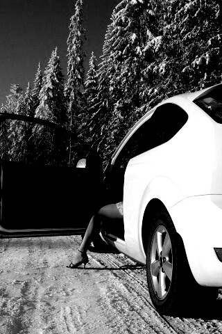 Девушка выходит из Ford Focus обои