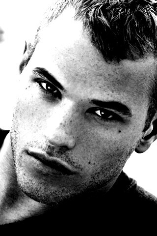 Келлан Латс обои