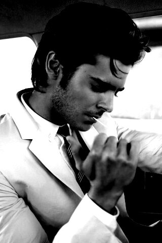 Мужчина прикуривает в машине обои