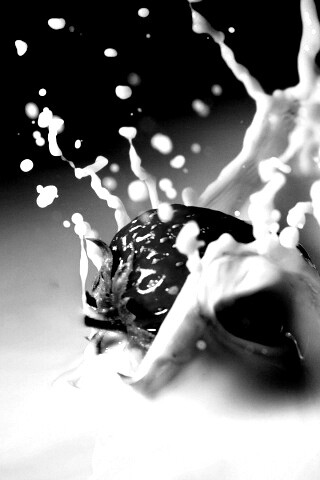 Сочная клубника с молоком обои