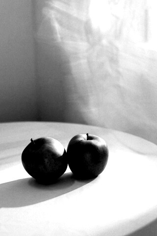 Яблоки на столе перед окном обои