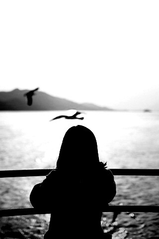 Девочка глядит на озеро обои