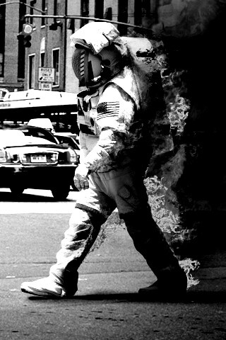 Астронавт в огне обои