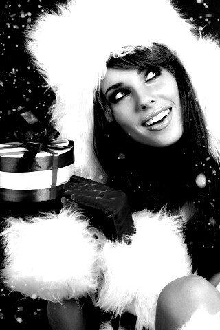 Девушка с новогодним подарком обои