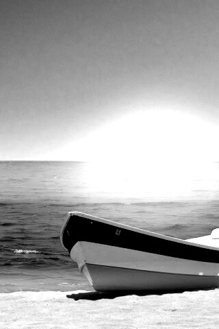 Лодка на пляже обои