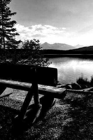 Деревянная скамья на берегу озера обои