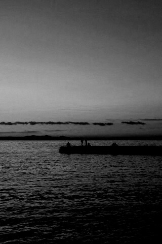 Одинокая пристань на озере обои