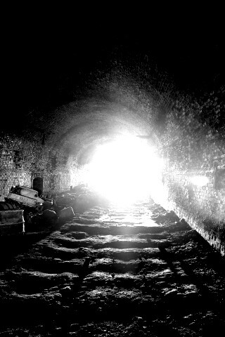 Захламленный тоннель обои