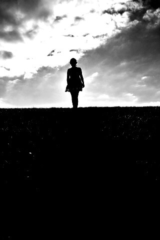 Силуэт девочки на поле обои